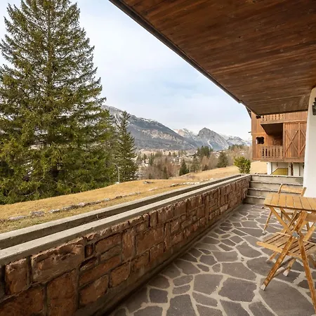 Cozy 3 Bedroom With Access To Garden Daire Cortina dʼAmpezzo